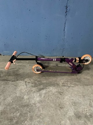 Patinete morado plegable