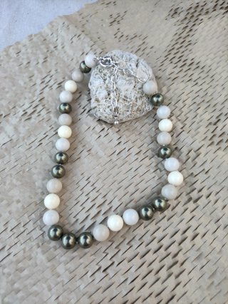 Collar de perlas y cierre plateado