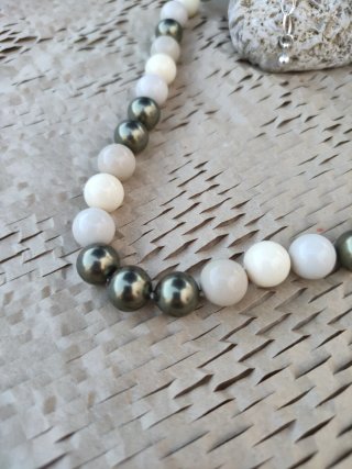Collar de perlas y cierre plateado