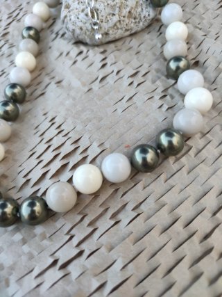 Collar de perlas y cierre plateado