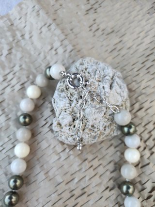 Collar de perlas y cierre plateado