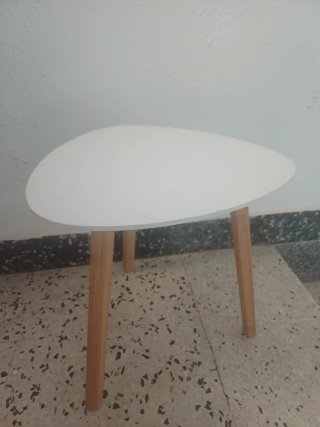 Mesa auxiliar blanca y madera