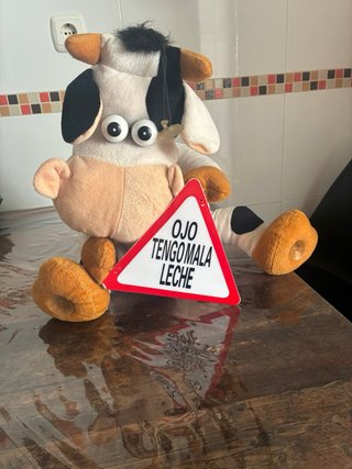 Vaca peluche con cartel OJO TENGO MALA LECHE