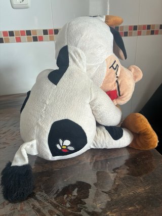 Vaca peluche con cartel OJO TENGO MALA LECHE