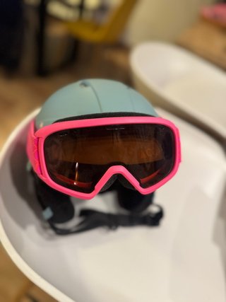 Gafas de esquí rosas y casco azul usadas 4 veces