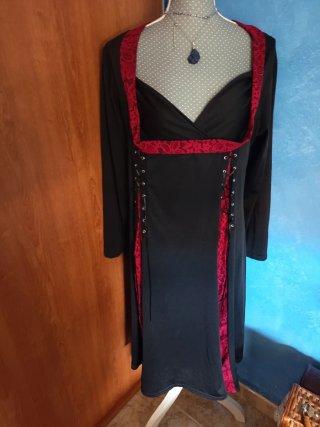 Vestido medieval negro y rojo
