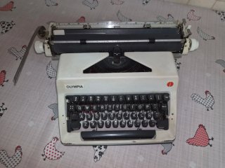 Máquina de escribir Olympia Vintage + maletín