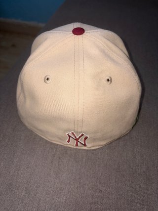 Gorra New Era Yankees Beige y Roja