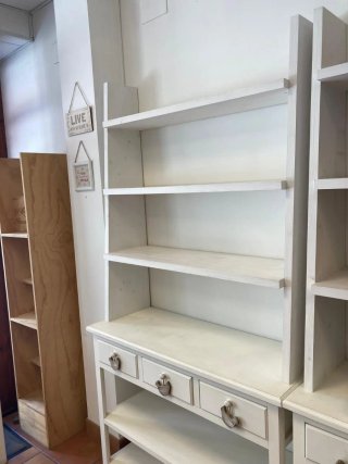 Cómoda y estantería blanca