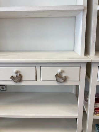 Cómoda y estantería blanca