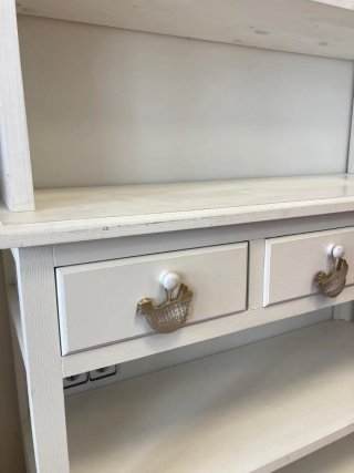 Cómoda y estantería blanca