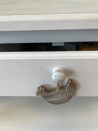 Cómoda y estantería blanca