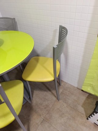 Mesa de cocina redonda y 4 sillas