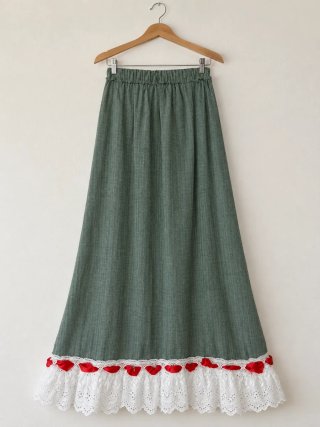 Falda larga verde con volantes rojos y encaje