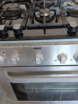Horno eléctrico y cocina de gas Zanussi