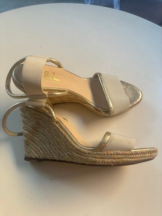 Sandalias cuña doradas Victorio & Lucchino T39