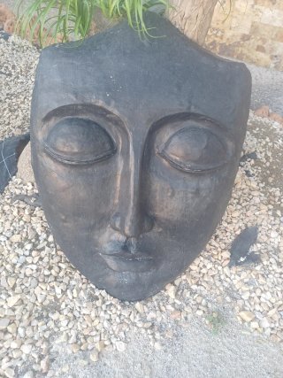 Escultura de cara para jardín