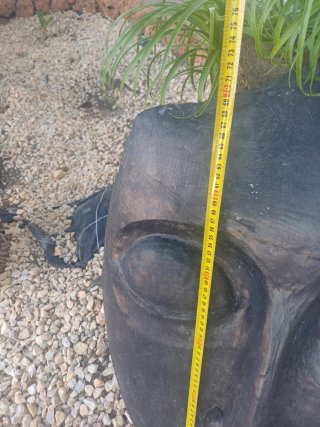 Escultura de cara para jardín