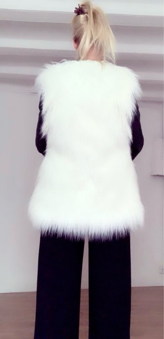 Chaleco pelo blanco manga negra cuero T.M