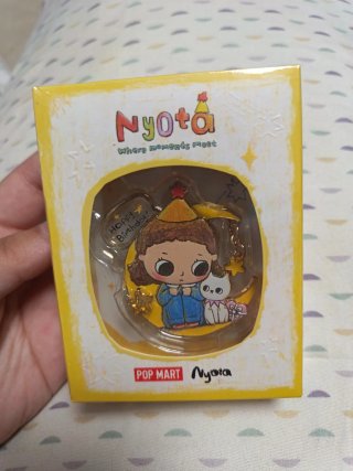Pop Mart Nyota Birthday Pin Magnético