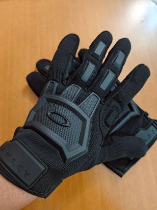 Guantes Oakley negros tácticos