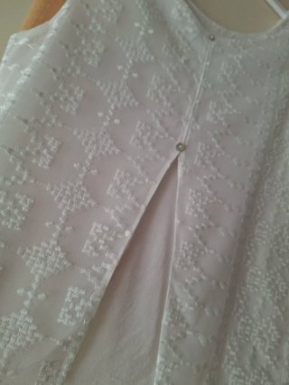 Blusa blanca de encaje sin mangas