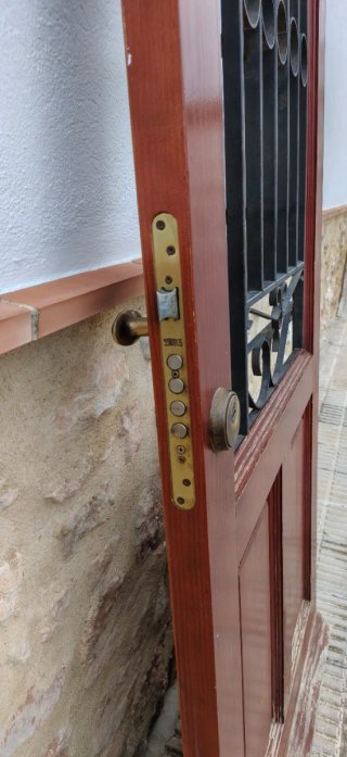 Puerta de seguridad rústica madera vivienda