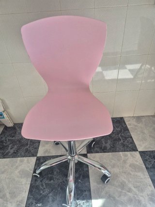 Silla de escritorio rosa con ruedas