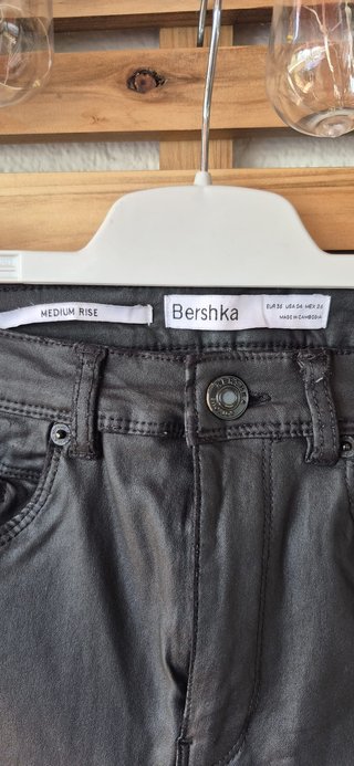 Pantalones polipiel Bershka negros