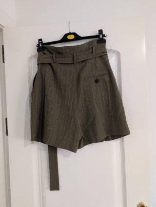 Pantalón corto verde de talle alto