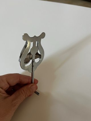 Atril trompeta corto curvado