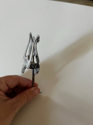 Atril trompeta corto curvado