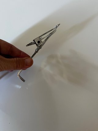 Atril trompeta corto curvado