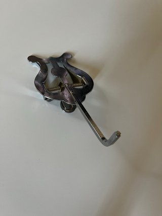 Atril trompeta corto curvado