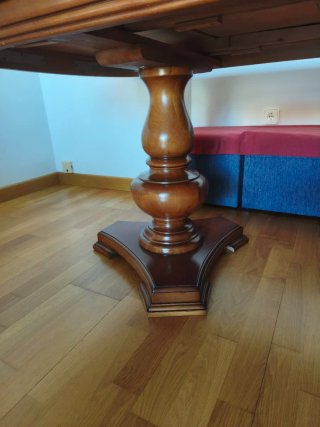 Mesa de comedor de madera