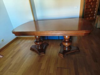 Mesa de comedor de madera