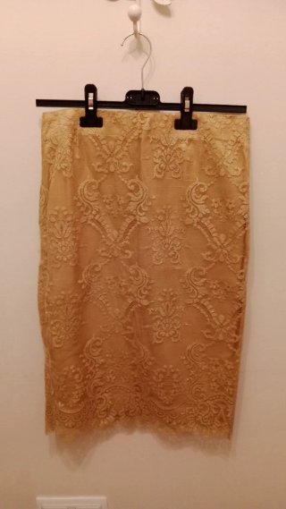 Falda dorada de encaje