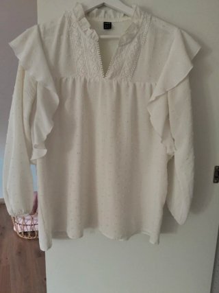 Blusa blanca de volantes