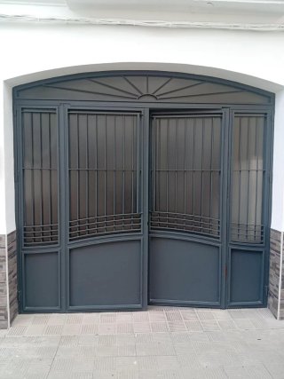 Portón cancela de hierro (2,65x2,49m)