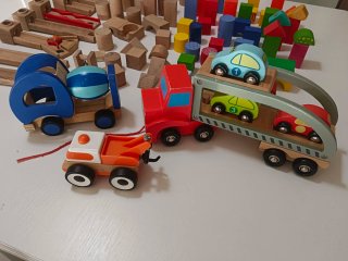Bloques de madera y camiones de juguete