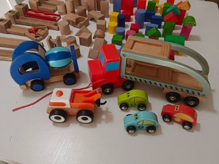 Bloques de madera y camiones de juguete