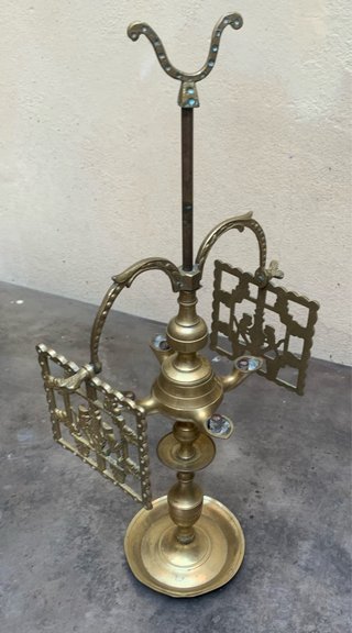 Vecchia lampada a olio in ottone