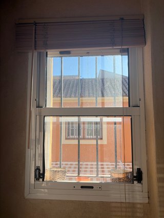 Ventana de aluminio de apertura en cizalla.