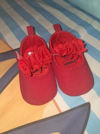 Zapatos rojos niña con flores