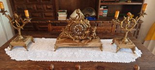 Juego 2 candelabros y reloj bronce