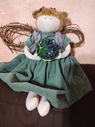 Bambola angelo con uva
