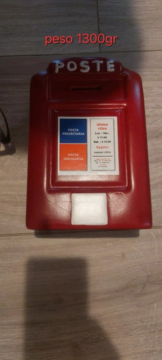 Salvadanaio a forma di cassetta postale rossa