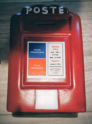 Salvadanaio a forma di cassetta postale rossa