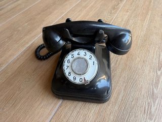 Teléfono antiguo negro funcionando