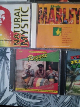 Lote 12 CDs Bob Marley (2 NUEVOS y PRECINTADOS)